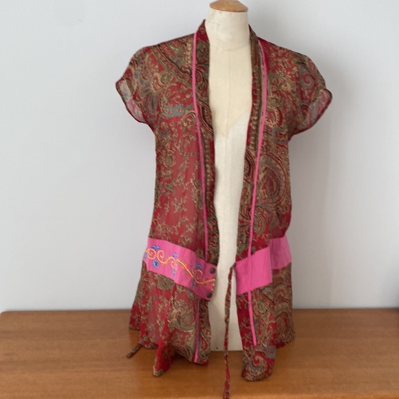 Made in Nepal wrap around wine paisley short sleeved blouse. Ties inside… - Picture 10 of 17